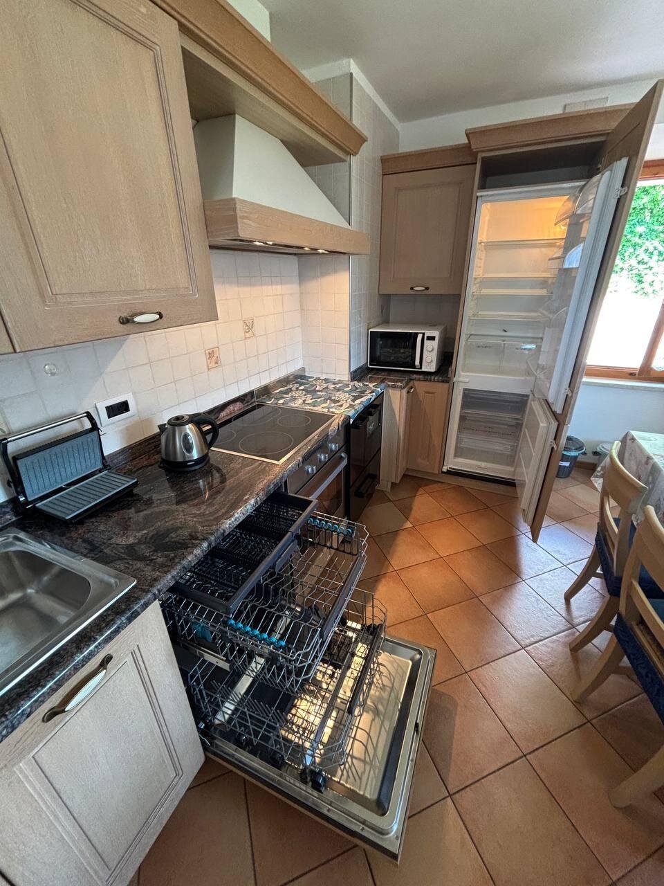 cucina - lavastoviglie frigo e piano