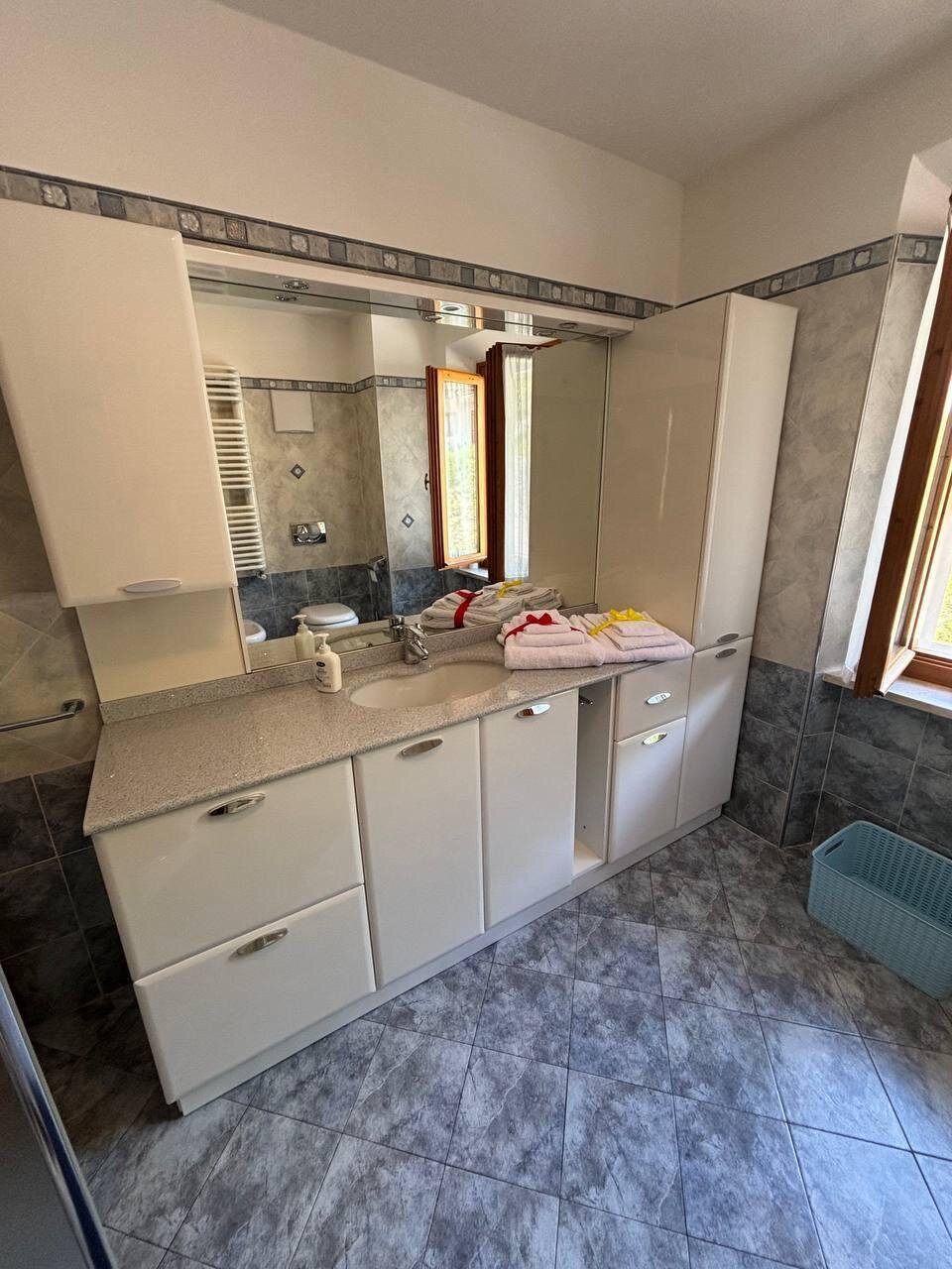 foto bagno da finestra