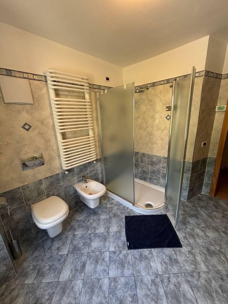 foto bagno con doccia e sanitari