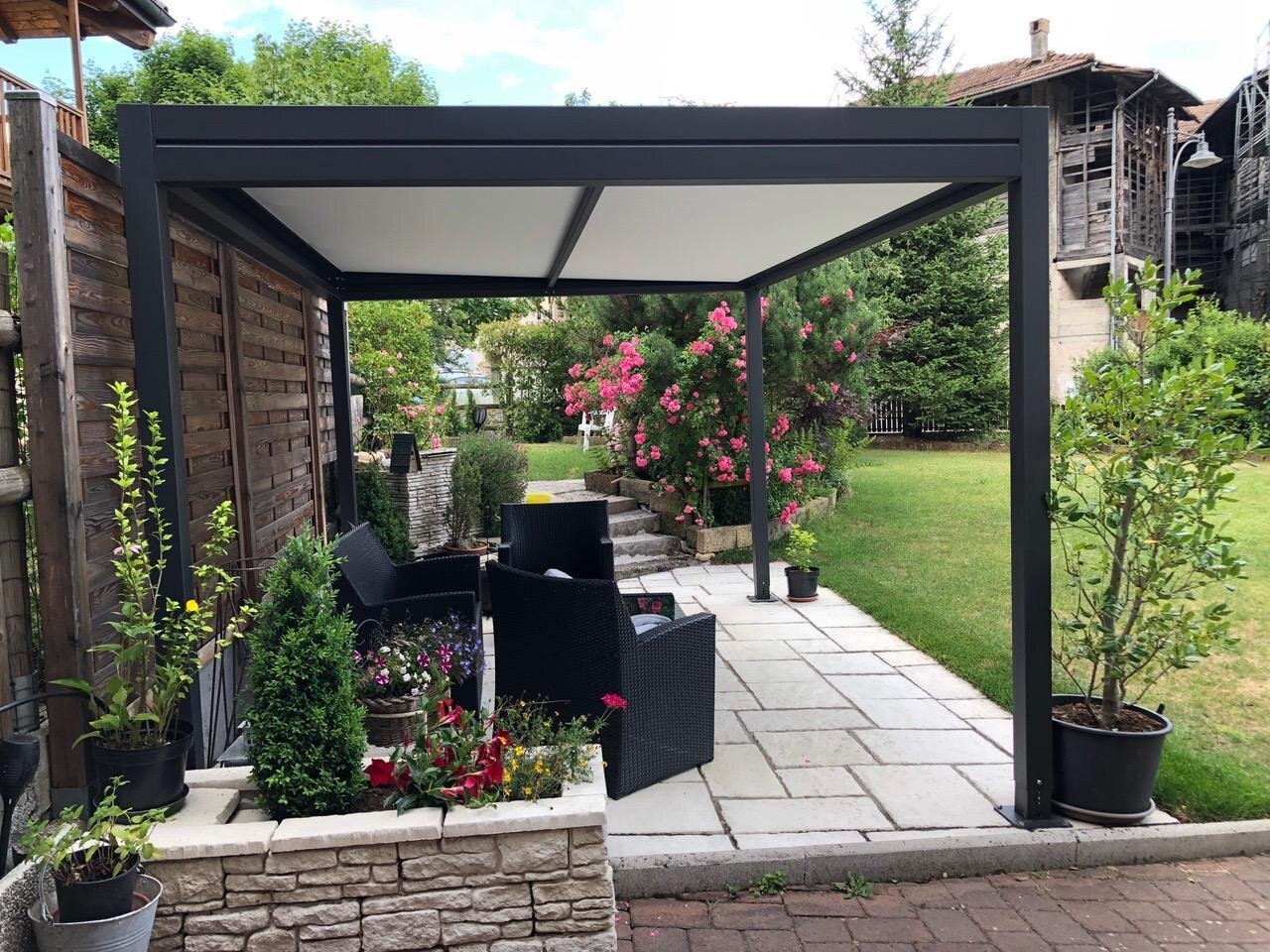 Gazebo Nero in nostro giardino