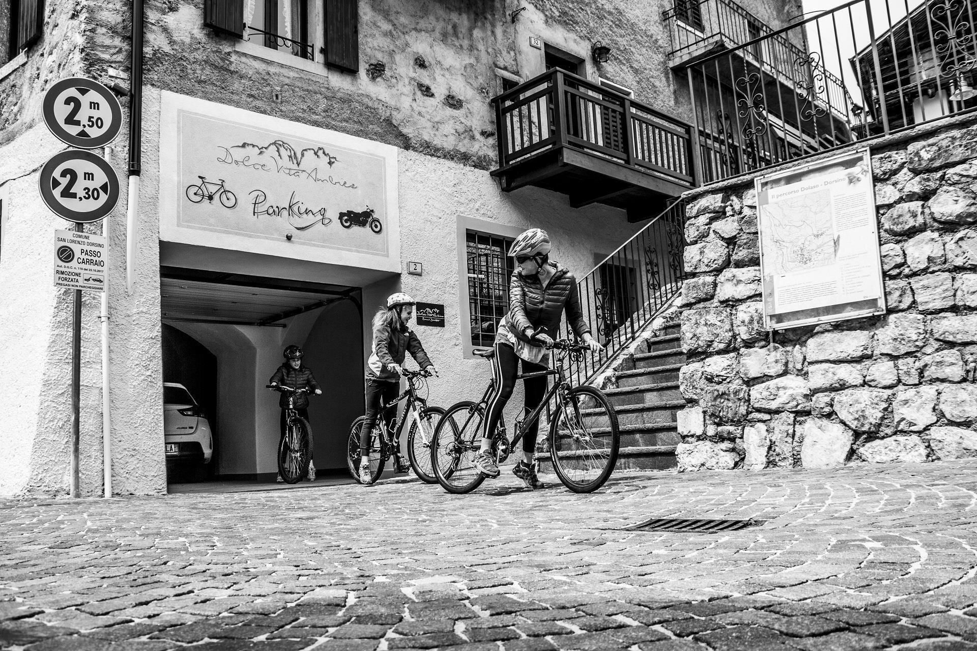 DolceVita Ambiez Garage for bikes and motos