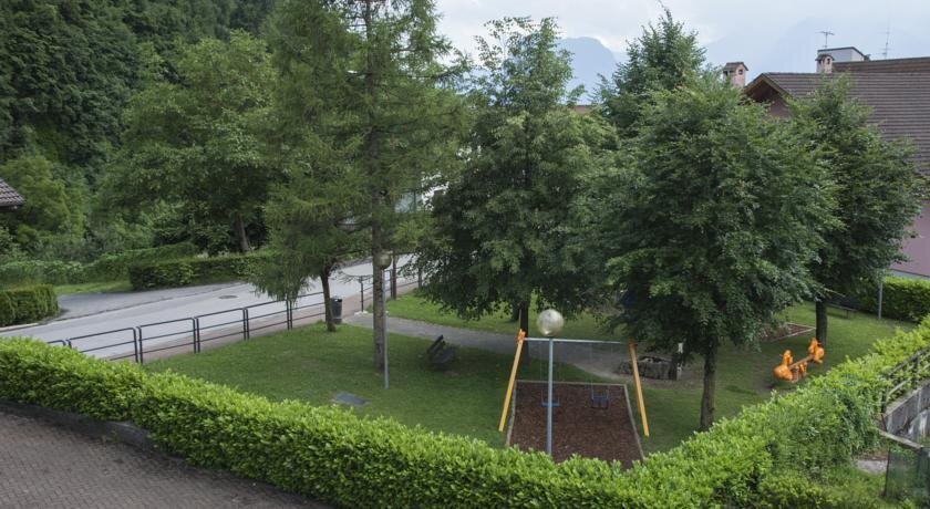 Parco giochi pubblico adiacente all'Hotel