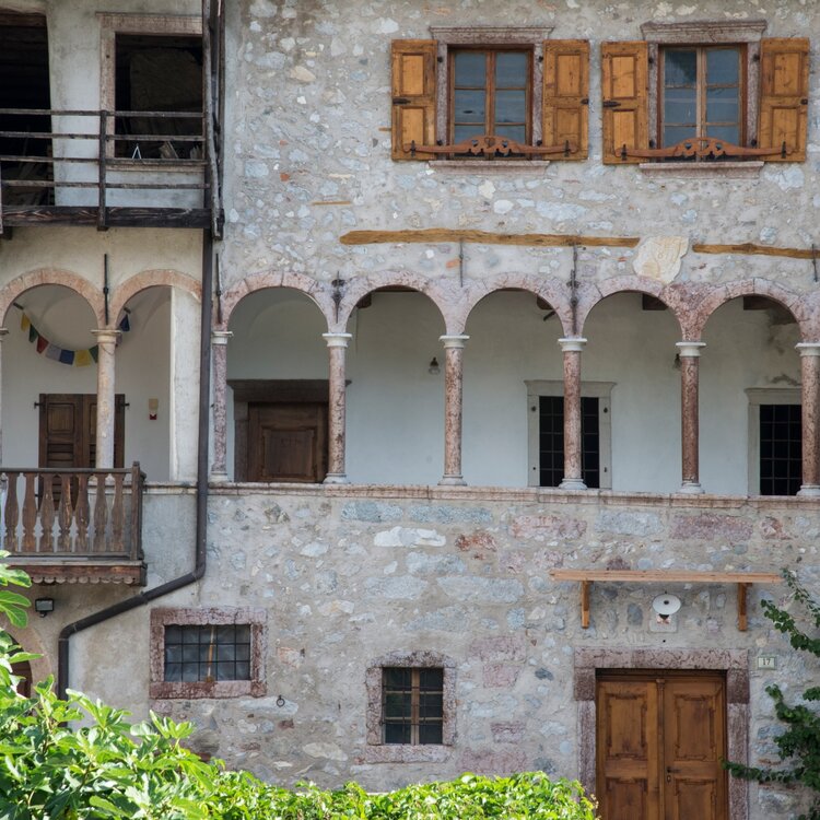 Esempio di antica casa contadina ad Andogno.