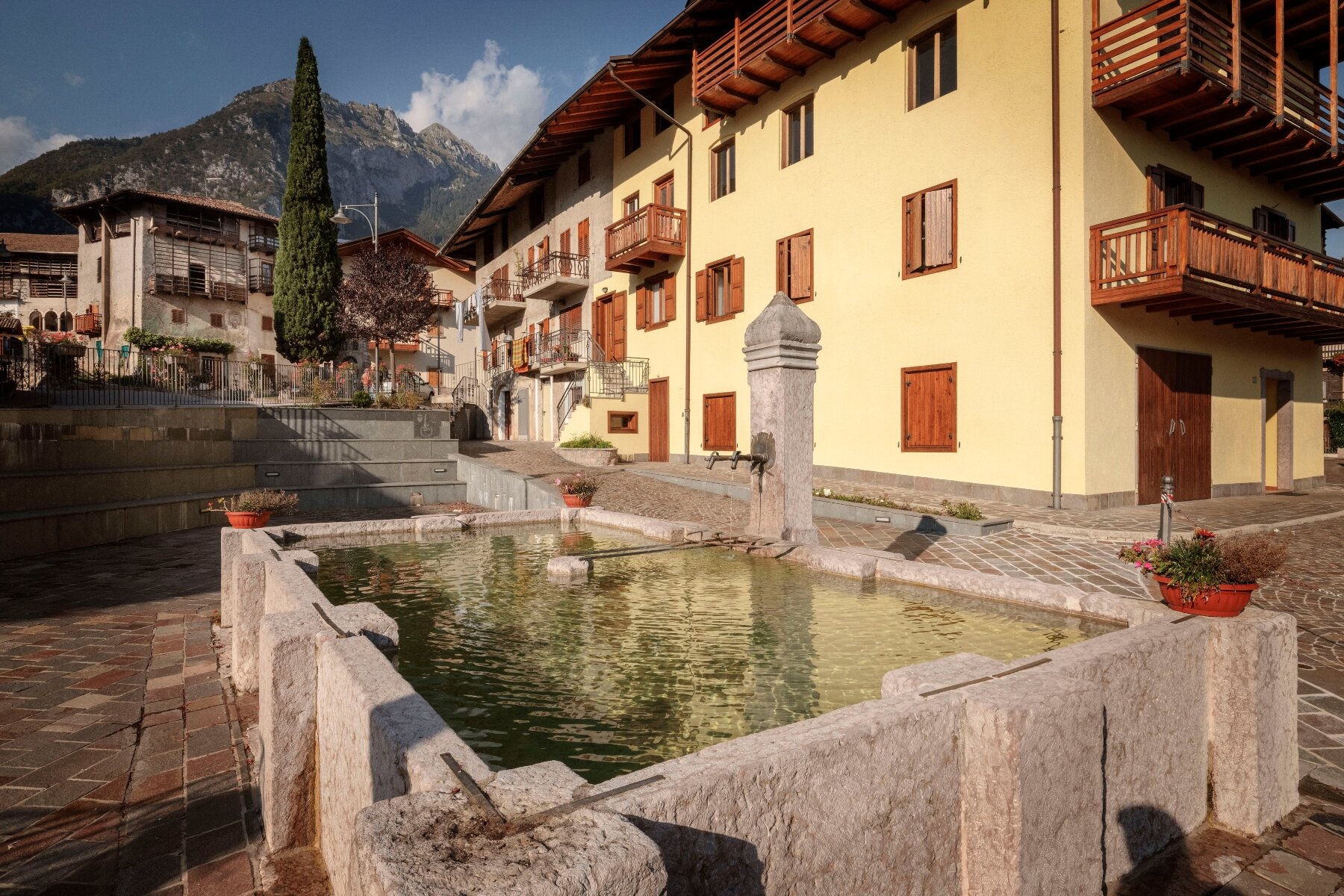 La fontana nella Piazza San Giorgio a Dorsino.