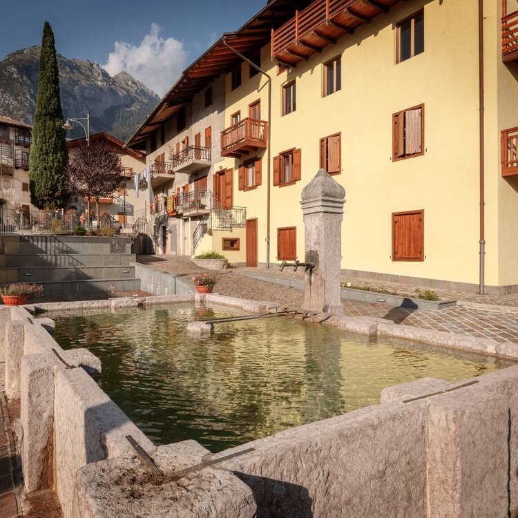 La fontana nella Piazza San Giorgio a Dorsino.