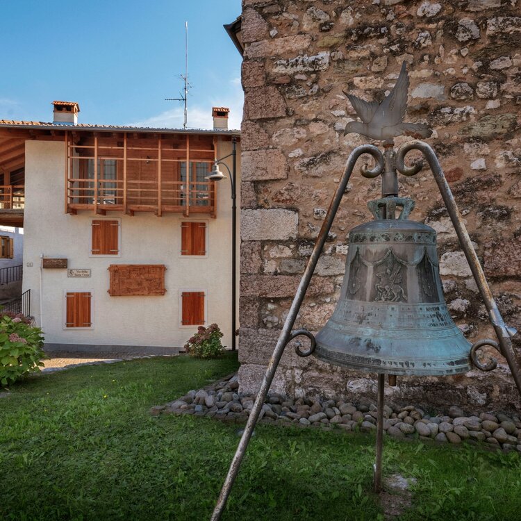 La campana davanti alla Chiesa di San Giorgio a Dorsino.