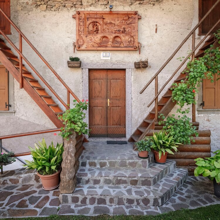 La villa di Moline sulle sponde del torrente Bondai.